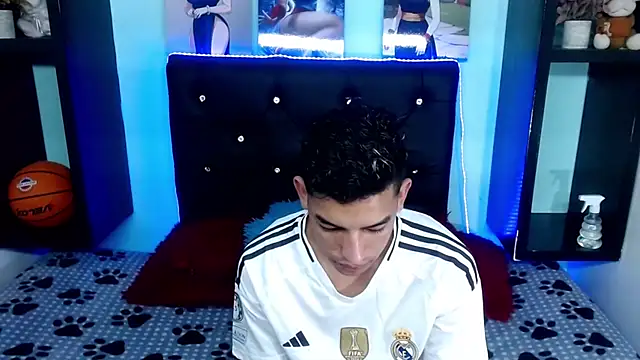 Snapshot of x_oliver_x chatting on 09.24.25 x oliver x online show from 09.24.25