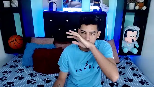 Snapshot of x_oliver_x chatting on 09.27.25 x oliver x online show from 09.27.25