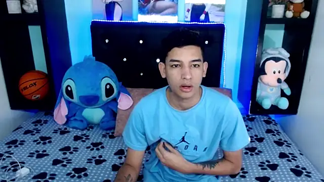 Snapshot of x_oliver_x chatting on 10.01.25 x oliver x online show from 10.01.25