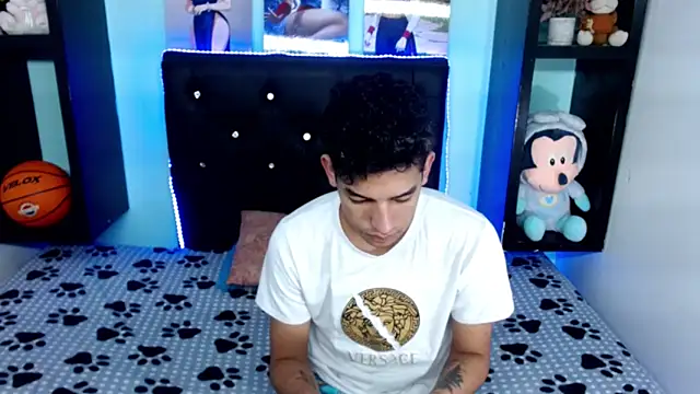 Snapshot of x_oliver_x chatting on 11.02.25 x oliver x online show from 11.02.25