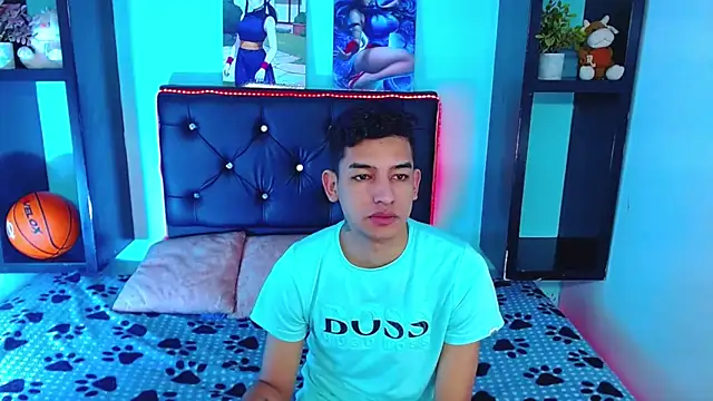 Snapshot of x_oliver_x chatting on 11.28.25 x oliver x online show from 11.28.25