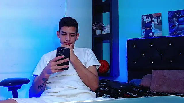 Snapshot of x_oliver_x chatting on 11.29.25 x oliver x online show from 11.29.25