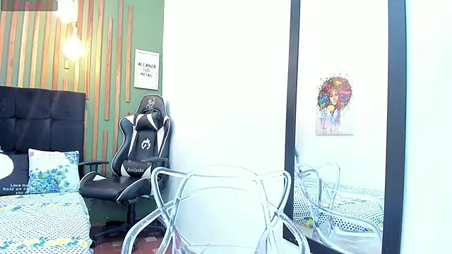 Snapshot of Laura_Sex19 chatting on 09.30.25 Laura Sex19 online show from 09.30.25