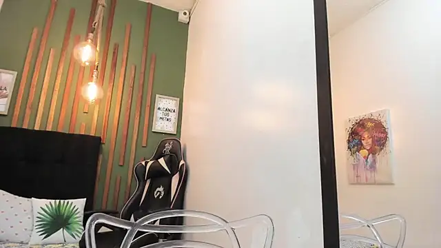 Snapshot of Laura_Sex19 chatting on 11.20.25 Laura Sex19 online show from 11.20.25