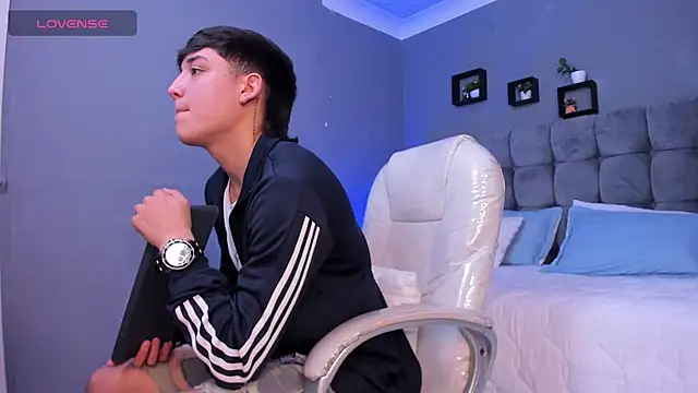 Snapshot of Ares_di_martin chatting on 11.14.25 Ares di martin online show from 11.14.25