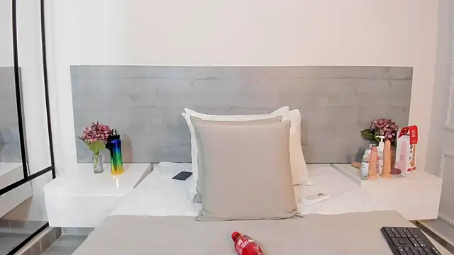 Snapshot of sunnyWhitee chatting on 10.15.25 sunnyWhitee online show from 10.15.25