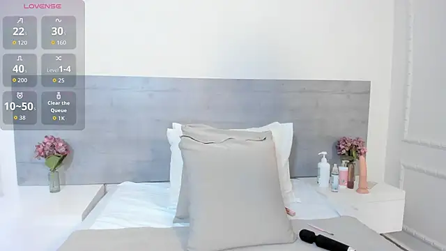 Snapshot of sunnyWhitee chatting on 10.31.25 sunnyWhitee online show from 10.31.25