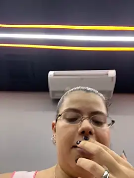 Snapshot of oizoe chatting on 12.19.25 oizoe online show from 12.19.25