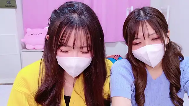 Snapshot of MOEMOE-Q chatting on 11.02.25 MOEMOE-Q online show from 11.02.25