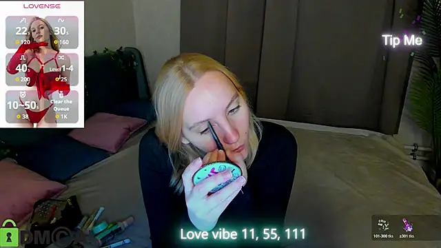 Snapshot of Anna_Chelsea chatting on 12.17.25 Anna Chelsea online show from 12.17.25