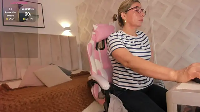 Clhoe Johnson online show from 04.04.26