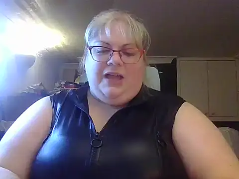 Kinkyhousewife83 online show from 11.23.25