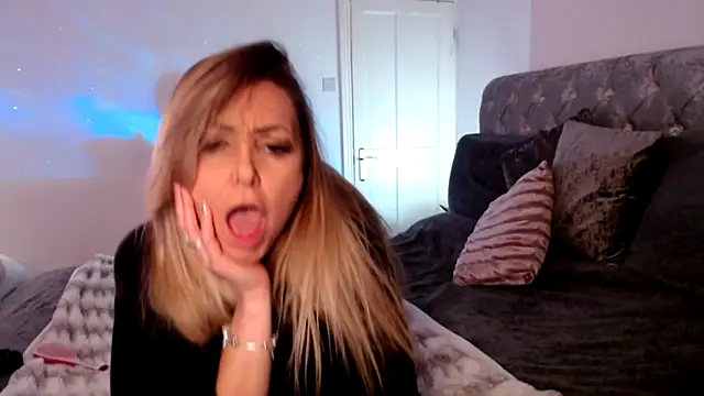 Snapshot of AngeleyesUK chatting on 10.25.25 AngeleyesUK online show from 10.25.25