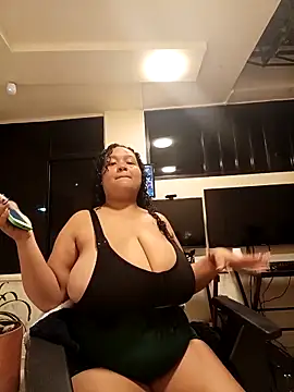 Snapshot of KITY_HILL chatting on 02.23.26 KITY HILL online show from 02.23.26