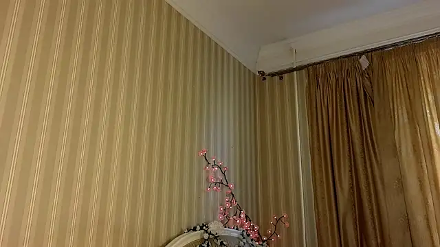 Snapshot of Juuulia_ chatting on 05.18.26 Juuulia online show from 05.18.26