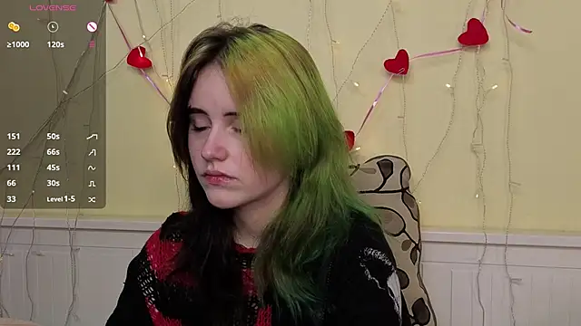 Snapshot of PortiaHedge chatting on 10.17.25 PortiaHedge online show from 10.17.25