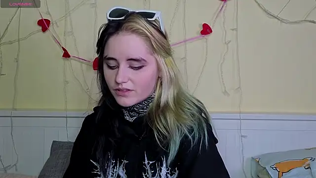 Snapshot of PortiaHedge chatting on 11.09.25 PortiaHedge online show from 11.09.25