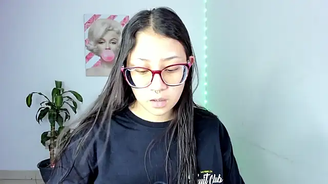 Snapshot of rouse_red chatting on 09.21.25 rouse red online show from 09.21.25