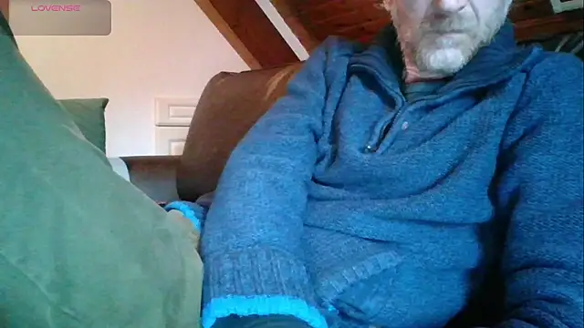 Snapshot of Vrenico-SC chatting on 10.17.25 Vrenico-SC online show from 10.17.25