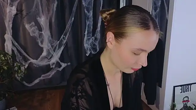 Snapshot of lisa_schiele chatting on 10.30.25 lisa schiele online show from 10.30.25