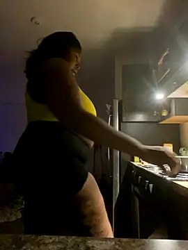 Snapshot of BlueMoney100 chatting on 11.18.25 BlueMoney100 online show from 11.18.25