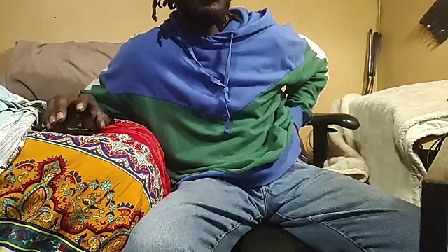 Snapshot of EYEzIAM chatting on 10.11.25 EYEzIAM online show from 10.11.25