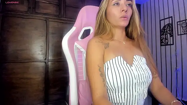 Snapshot of Luisa_Red chatting on 04.15.26 Luisa Red online show from 04.15.26