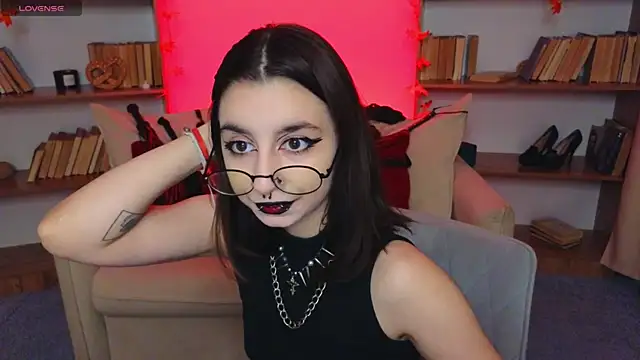 Snapshot of Mistress__Marcelline chatting on 10.03.25 Mistress Marcelline online show from 10.03.25