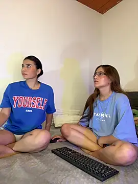 Snapshot of roxanne_03 chatting on 10.22.25 roxanne 03 online show from 10.22.25