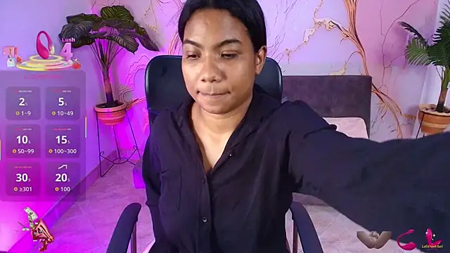 Snapshot of sharlottxl chatting on 09.23.25 sharlottxl online show from 09.23.25