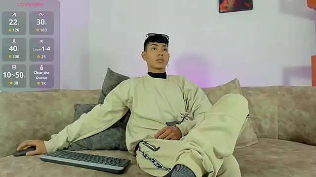 Snapshot of LoganTwink18 chatting on 11.13.25 LoganTwink18 online show from 11.13.25