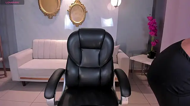 Snapshot of AmbarJames_ chatting on 11.20.25 AmbarJames online show from 11.20.25