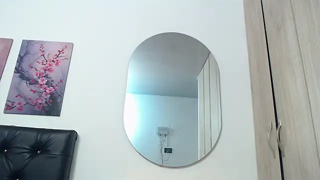 Snapshot of pinky_f00x chatting on 11.18.25 pinky f00x online show from 11.18.25