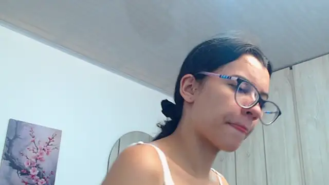 Snapshot of pinky_f00x chatting on 11.22.25 pinky f00x online show from 11.22.25