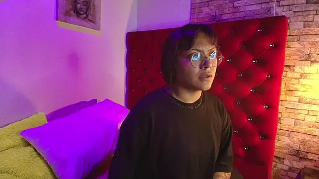 Snapshot of Victoria_Thompson1 chatting on 10.18.25 Victoria Thompson1 online show from 10.18.25