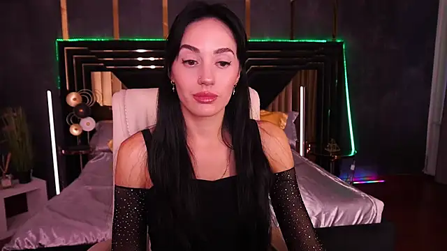 Snapshot of EviLune chatting on 10.04.25 EviLune online show from 10.04.25