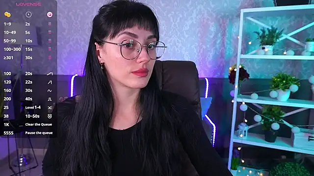 Snapshot of EviLune chatting on 10.23.25 EviLune online show from 10.23.25