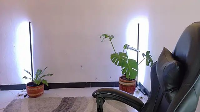 Snapshot of Sarasavage chatting on 03.31.26 Sarasavage online show from 03.31.26