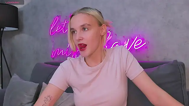 Snapshot of Carolin_Miller chatting on 09.18.25 Carolin Miller online show from 09.18.25