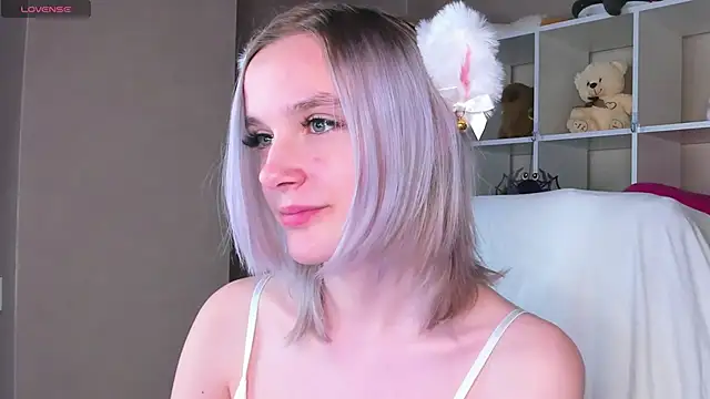 Snapshot of Carolin_Miller chatting on 11.21.25 Carolin Miller online show from 11.21.25