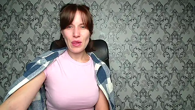 Snapshot of Kelly_Kisss chatting on 11.24.25 Kelly Kisss online show from 11.24.25