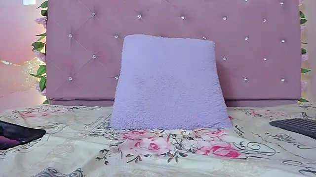 Snapshot of violet_taylor_ chatting on 05.18.26 violet taylor online show from 05.18.26