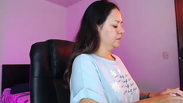 Snapshot of Abbyjoness21 chatting on 11.25.25 Abbyjoness21 online show from 11.25.25