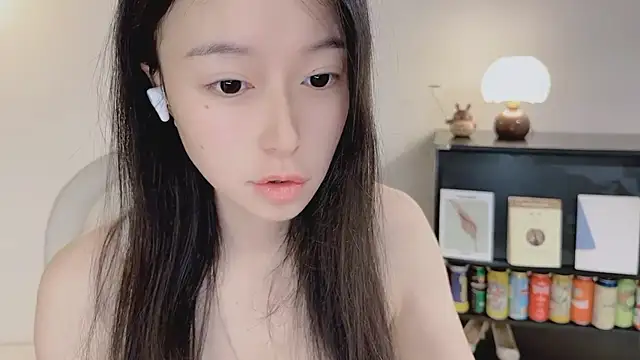 Snapshot of Onechestnut chatting on 04.17.26 Onechestnut online show from 04.17.26