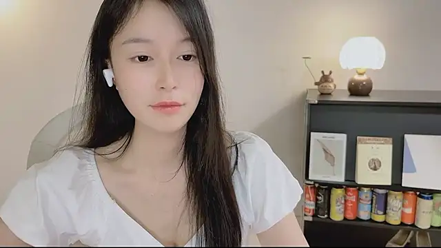 Snapshot of Onechestnut chatting on 04.19.26 Onechestnut online show from 04.19.26