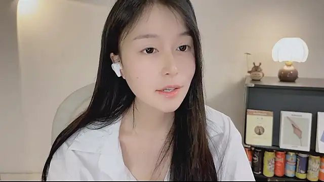 Snapshot of Onechestnut chatting on 04.23.26 Onechestnut online show from 04.23.26