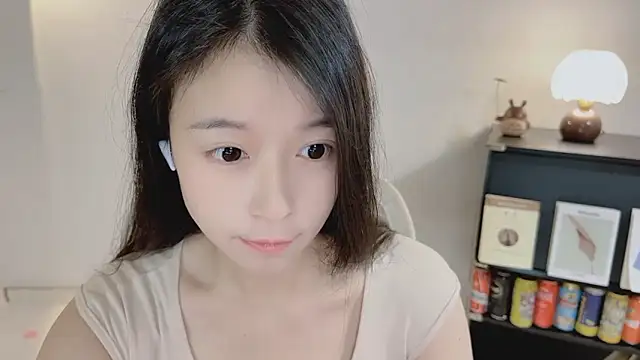 Snapshot of Onechestnut chatting on 04.26.26 Onechestnut online show from 04.26.26