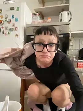 Snapshot of severingratty chatting on 10.25.25 severingratty online show from 10.25.25