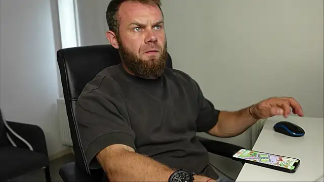 Snapshot of Stewart_Barnz chatting on 10.06.25 Stewart Barnz online show from 10.06.25