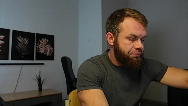 Snapshot of Stewart_Barnz chatting on 10.08.25 Stewart Barnz online show from 10.08.25